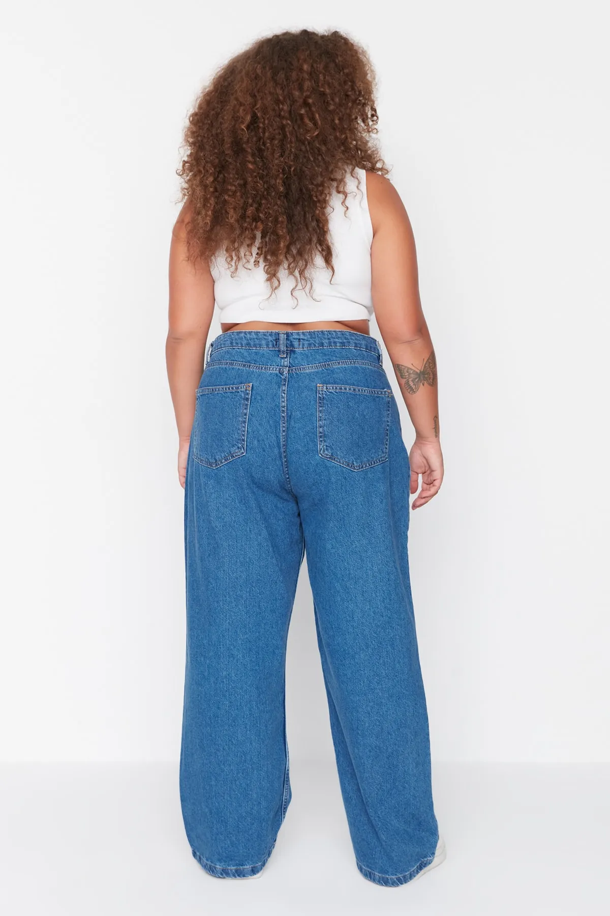 Trendyol Curve  Blaue, weit geschnittene Jeans mit hoher Taille TBBAW23CJ00020