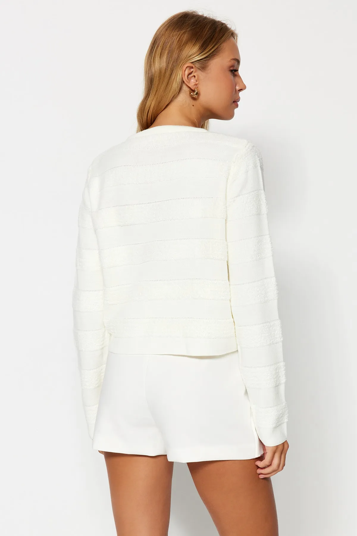 Trendyol Collection  Ecrufarbene Strickjacke mit Rundhalsausschnitt TWOAW24HI00337