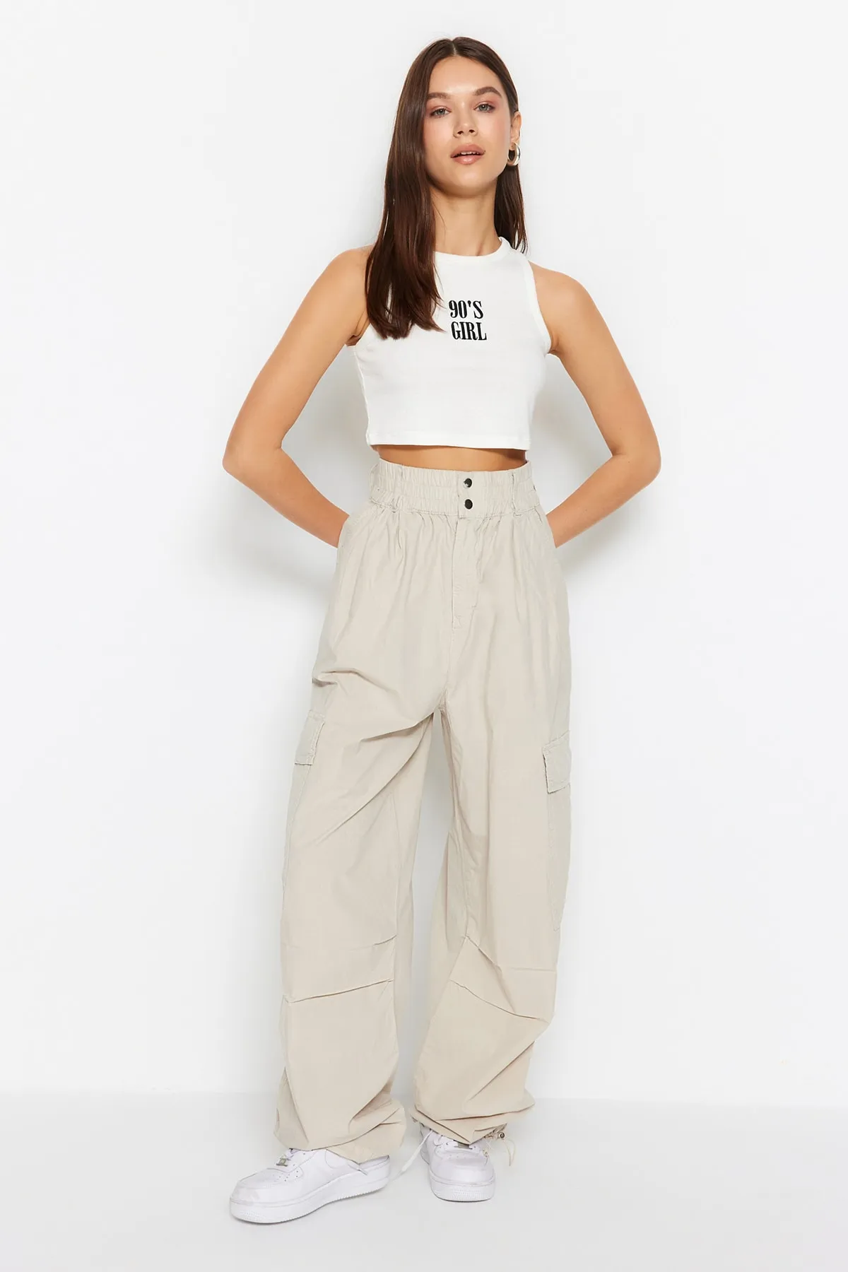 Trendyol Collection  Ecrufarbene Fallschirmjeans mit hoher Taille und weitem Bein und Taschendetail TWOSS23JE00207