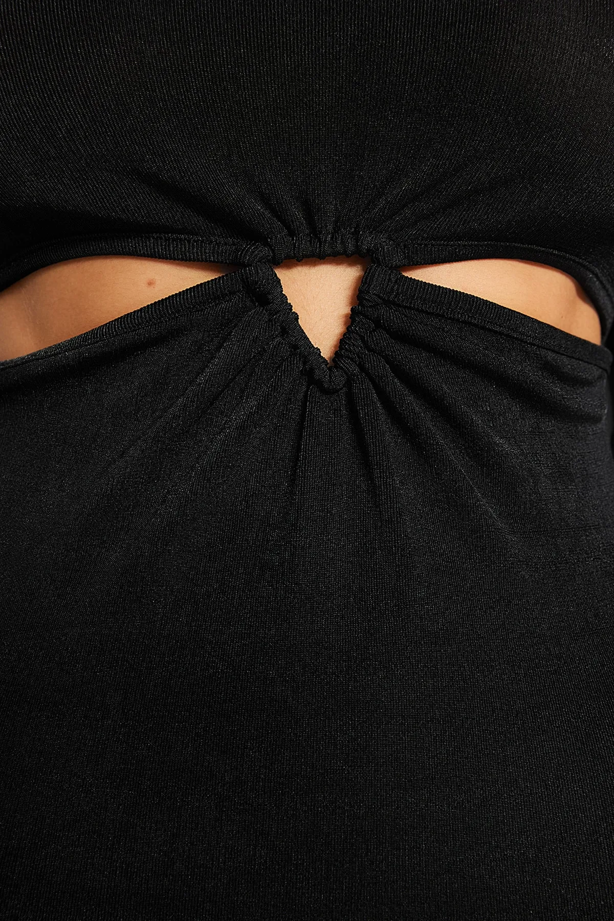 Trendyol Collection  Schwarzes, figurbetontes, gestricktes Kleid mit Fenster-/Ausschnittdetails TPRAW24EL00061