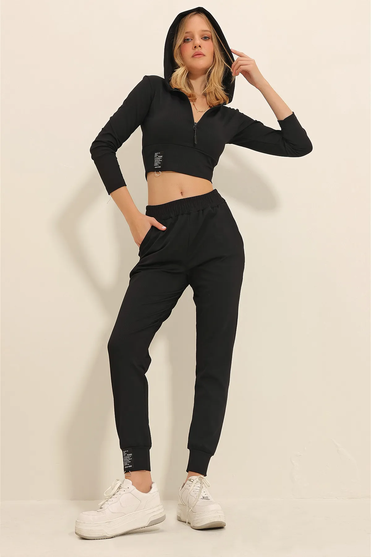 Trend Alaçatı Stili  Schwarzer Damen-Trainingsanzug mit Kapuze, Reißverschluss und Cord-Trainingsanzug mit zwei Taschen ALC-X11428
