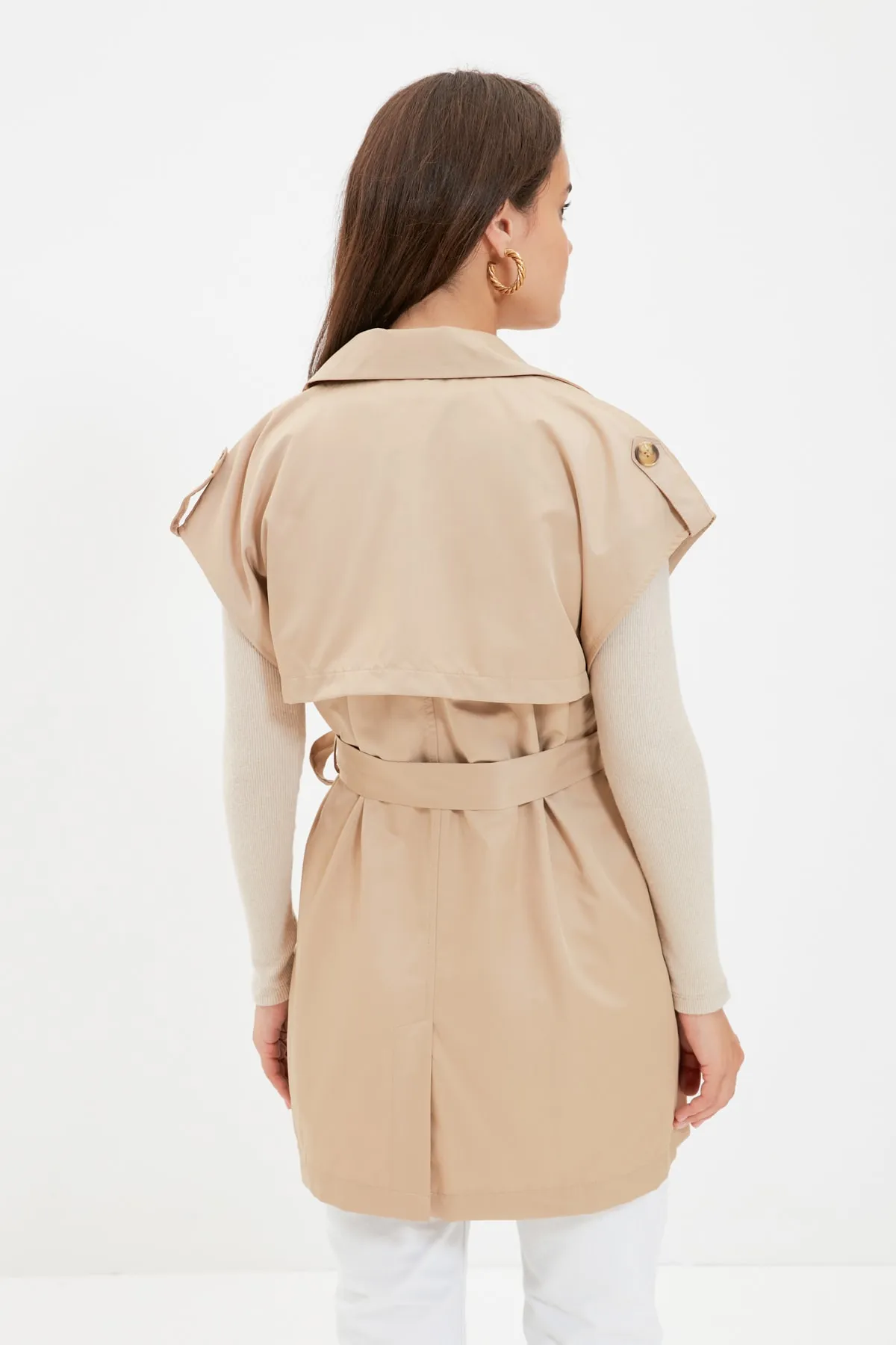 Trendyol Collection  Kamelfarbener Trenchcoat mit Gürtel und zwei Taschen TCTAW22YL0003