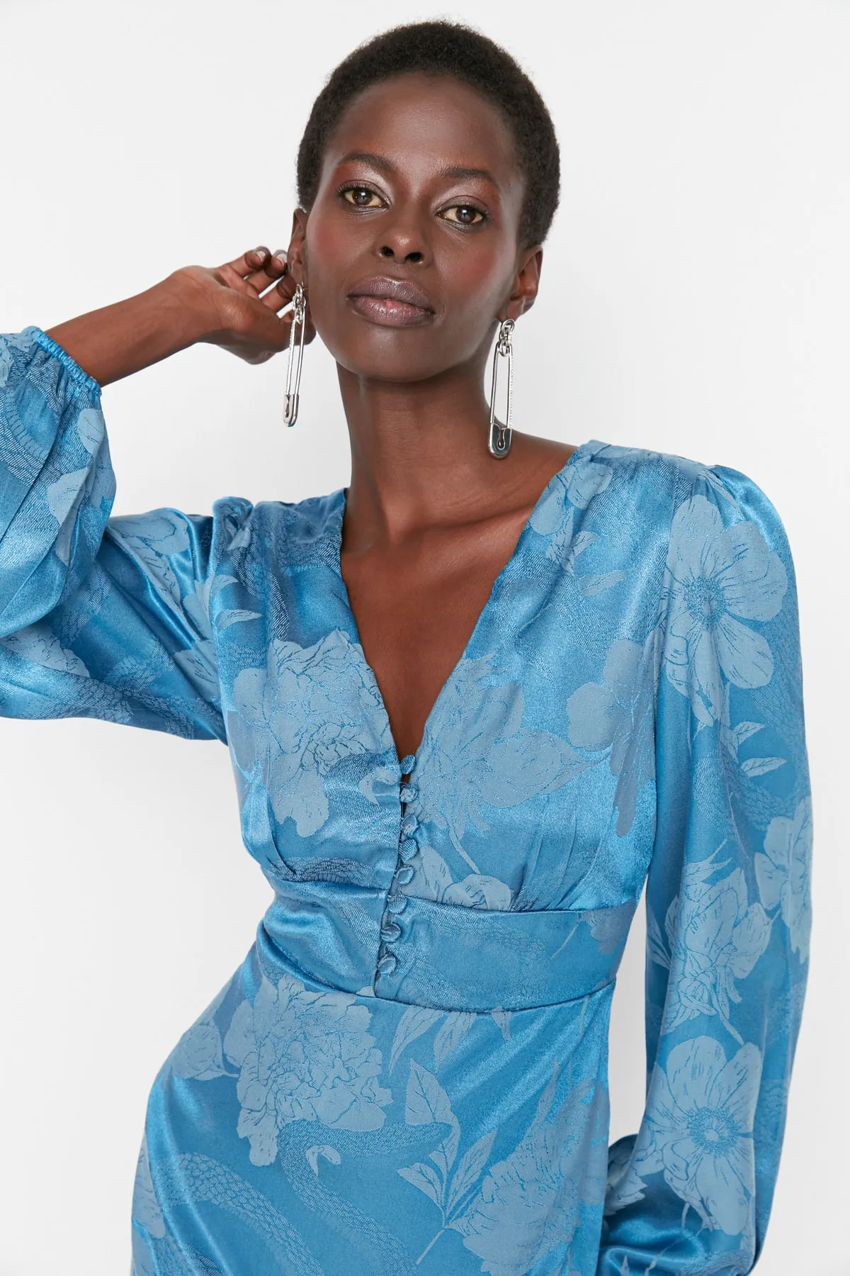 Trendyol Collection  Elegantes Abendkleid mit blauen Knöpfen und Details TPRSS20EL1519