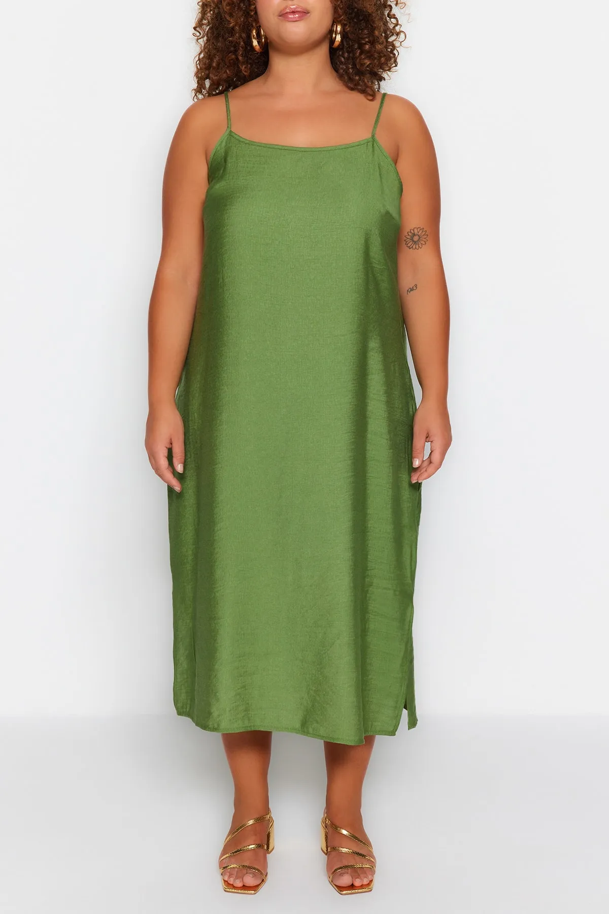 Trendyol Curve  Khakifarbenes, schlicht gewebtes Kleid TBBSS23AH00145