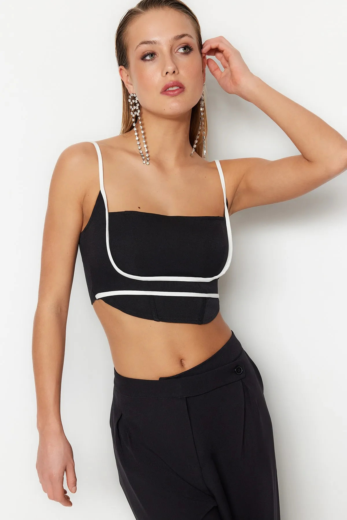 Trendyol Collection  Schwarz-weißes Crop-Bustier aus Webstoff TPRSS23BS00016
