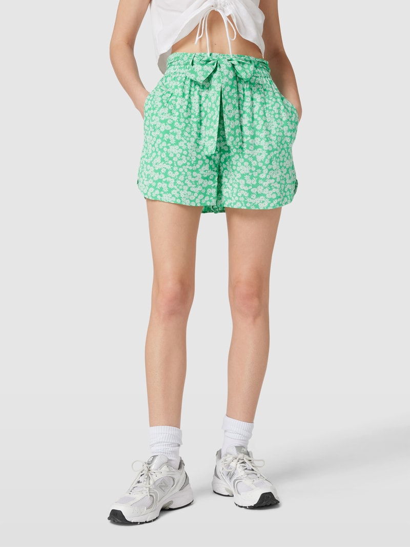 Shorts aus reiner Viskose mit Bindegürtel in grün