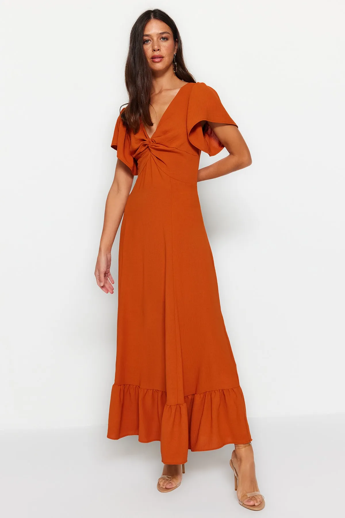 Trendyol Collection  Detailliertes Webkleid mit Zimtkragen TWOSS23EL02065