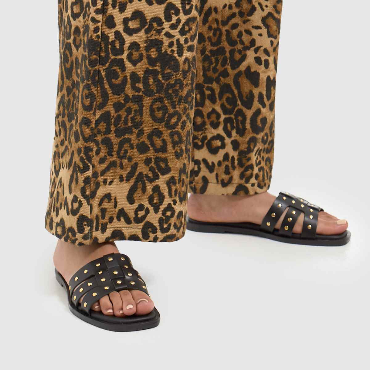 Schuh Tierney bőr szegecses öszvér szandál fekete színben