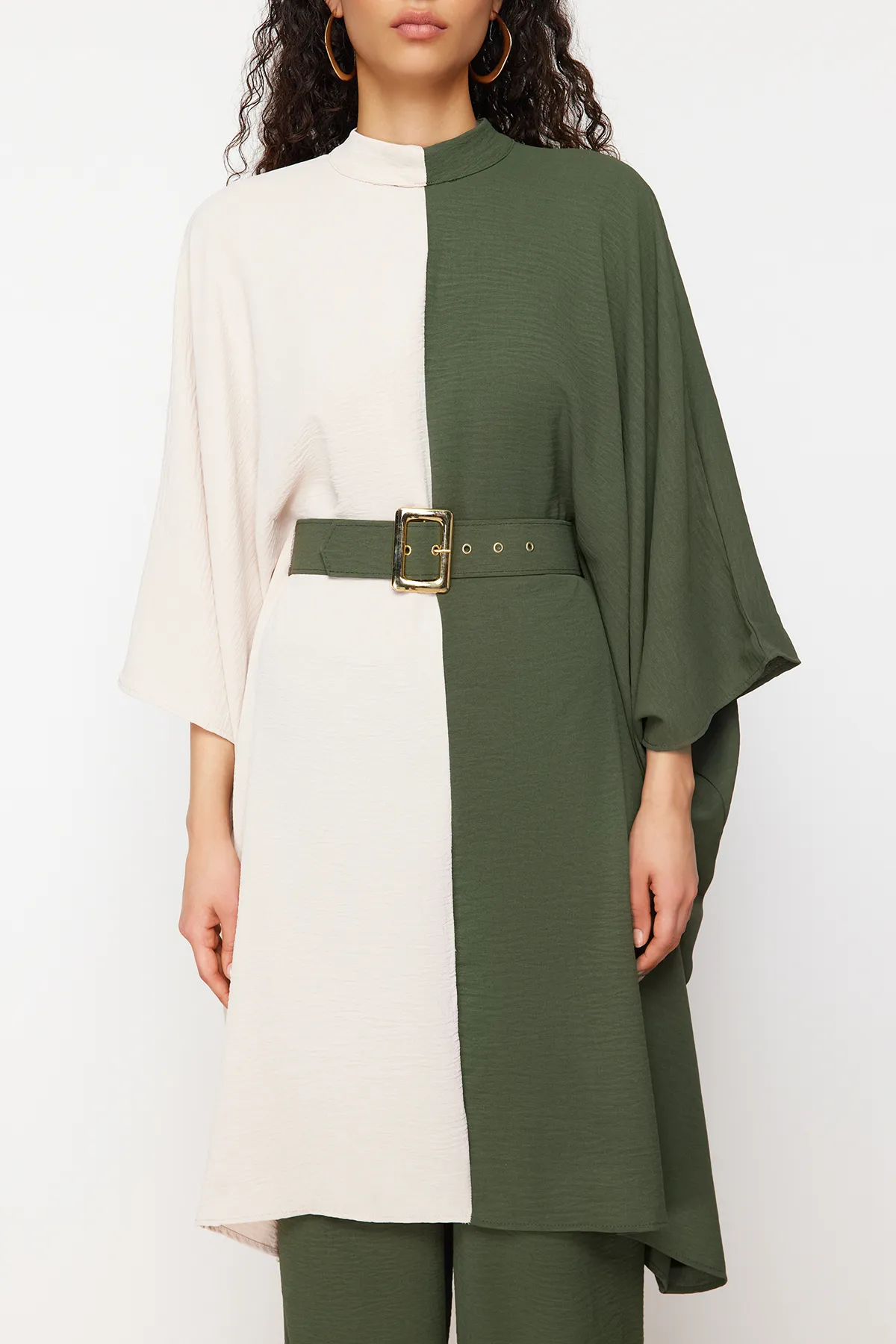 Trendyol Modest  Khakifarbener gewebter Tunika-Hosen-Anzug mit Gürtel und Farbblockierung in der Taille TCTSS23US00046