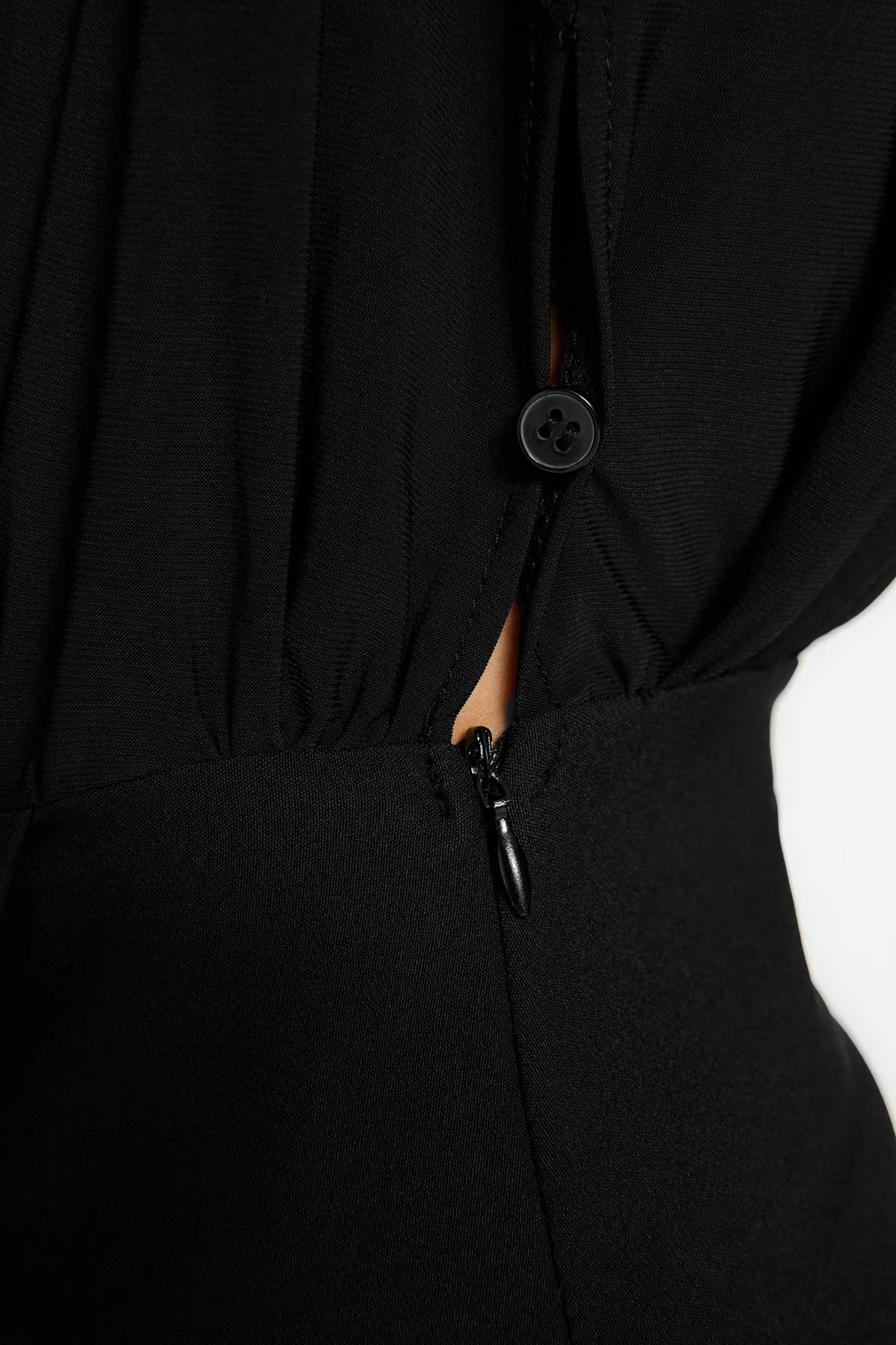 Trendyol Collection  Schwarzes, figurbetontes, wattiertes, gewebtes Kleid mit Knöpfen TWOAW24EL00483