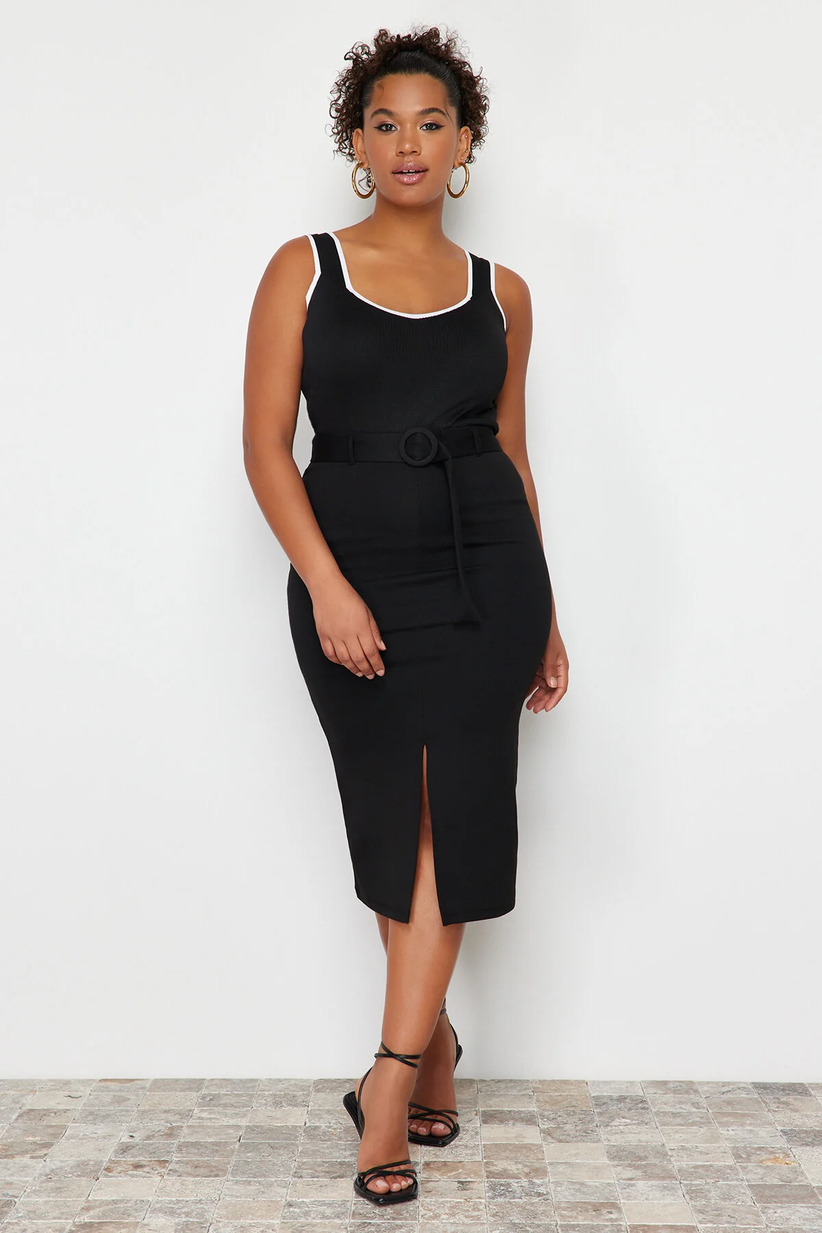 Trendyol Curve  Schwarzer Midi-Strickrock mit Schlitz und detailliertem Gürtel TBBSS24AZ00021