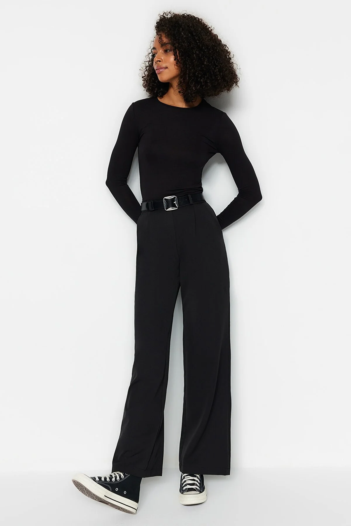 Trendyol Collection  Schwarze Bundfaltenhose mit weitem Bein und hoher Taille - TWOAW21PL0076