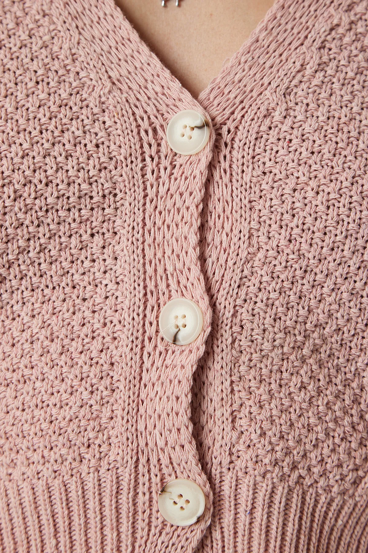 Happiness İstanbul  Kurzer Strick-Cardigan mit Knopfleiste und Puder-Motiv MW00132