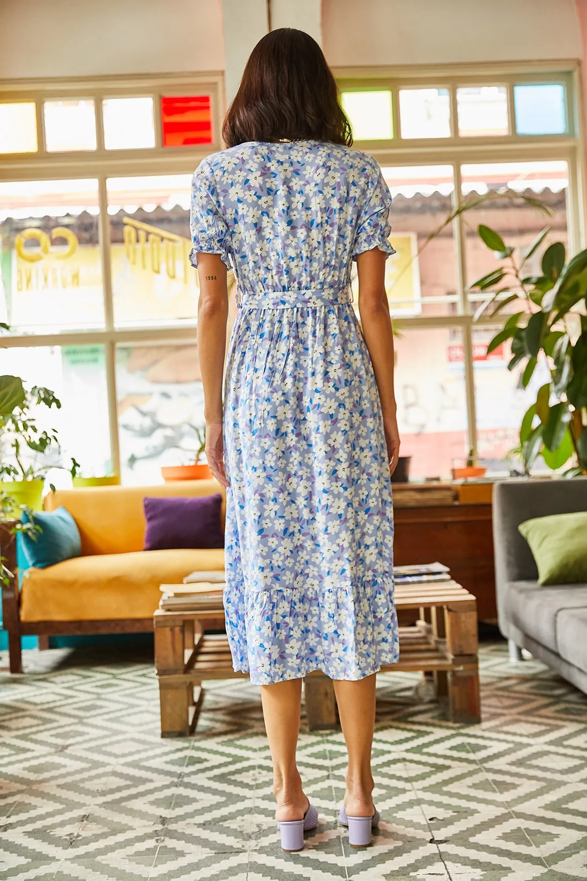 Olalook  Indigofarbenes Damenkleid aus gewebter Viskose mit Knöpfen und Gürtelärmeln ELB-19001524