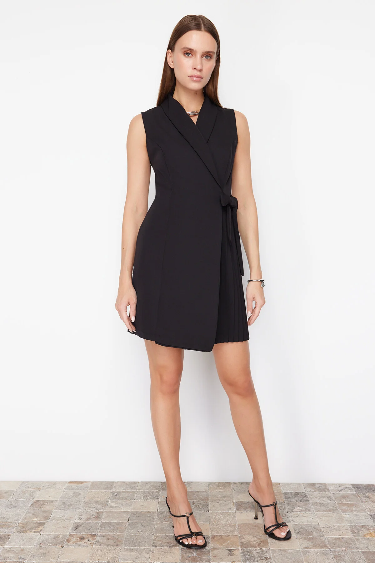 Trendyol Collection  Schwarzes zweireihiges Mini-Gewebekleid mit Faltendetail TWOSS24EL00793
