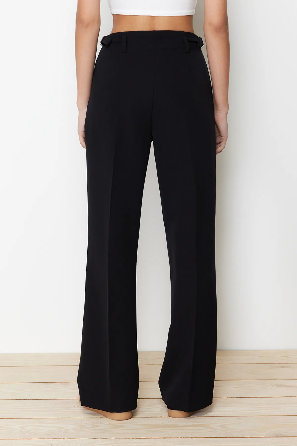 Trendyol Collection  Schwarze gerade geschnittene Webhose mit Gürtelschnallen-Detail hinten TWOSS24PL00068