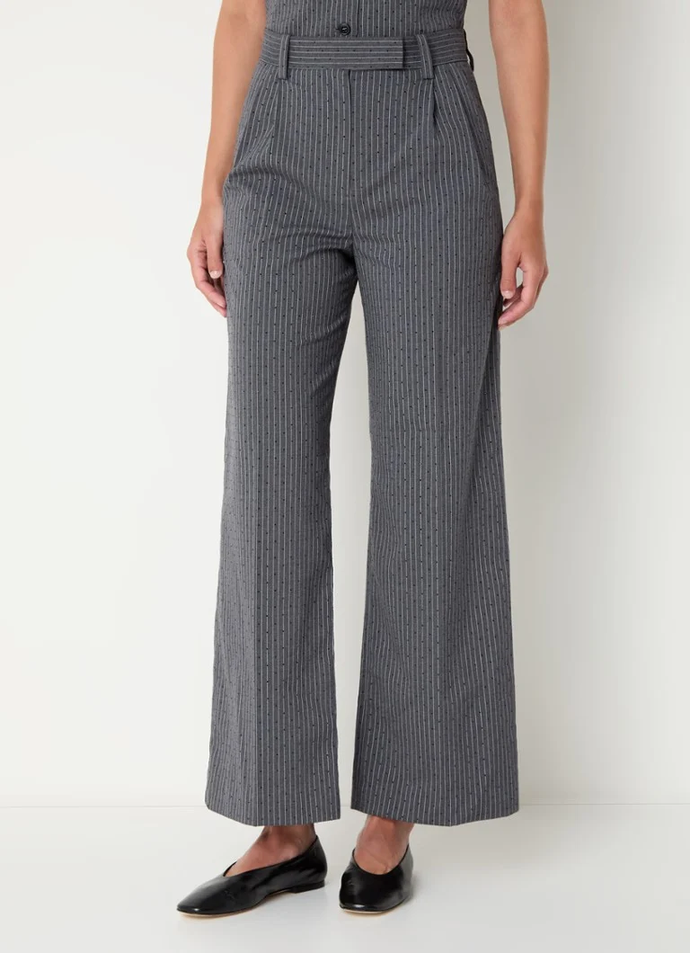 Pantaloni svasati a vita alta di Maje, decorati con sottili righe e strass.