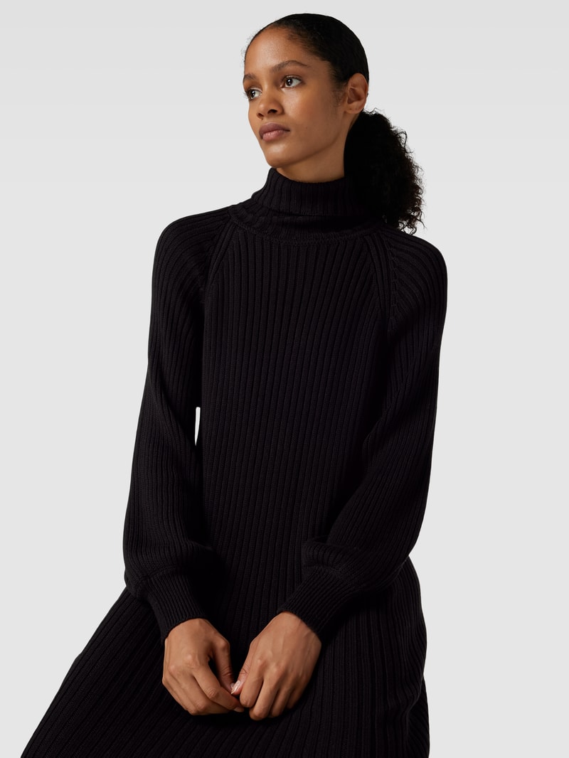 Knielanges Strickkleid mit Rollkragen Modell 'LINE' in schwarz