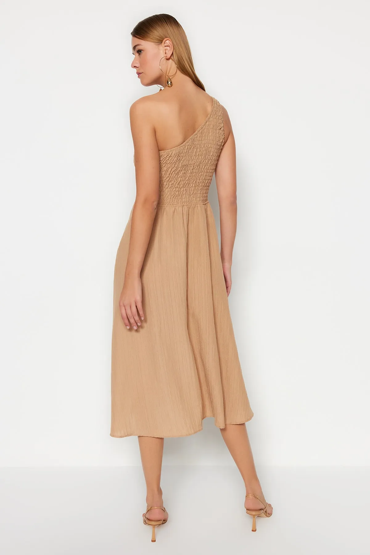 Trendyol Collection  Kamelfarbenes Midi-Webkleid mit Taillenöffnung TWOSS23EL01830