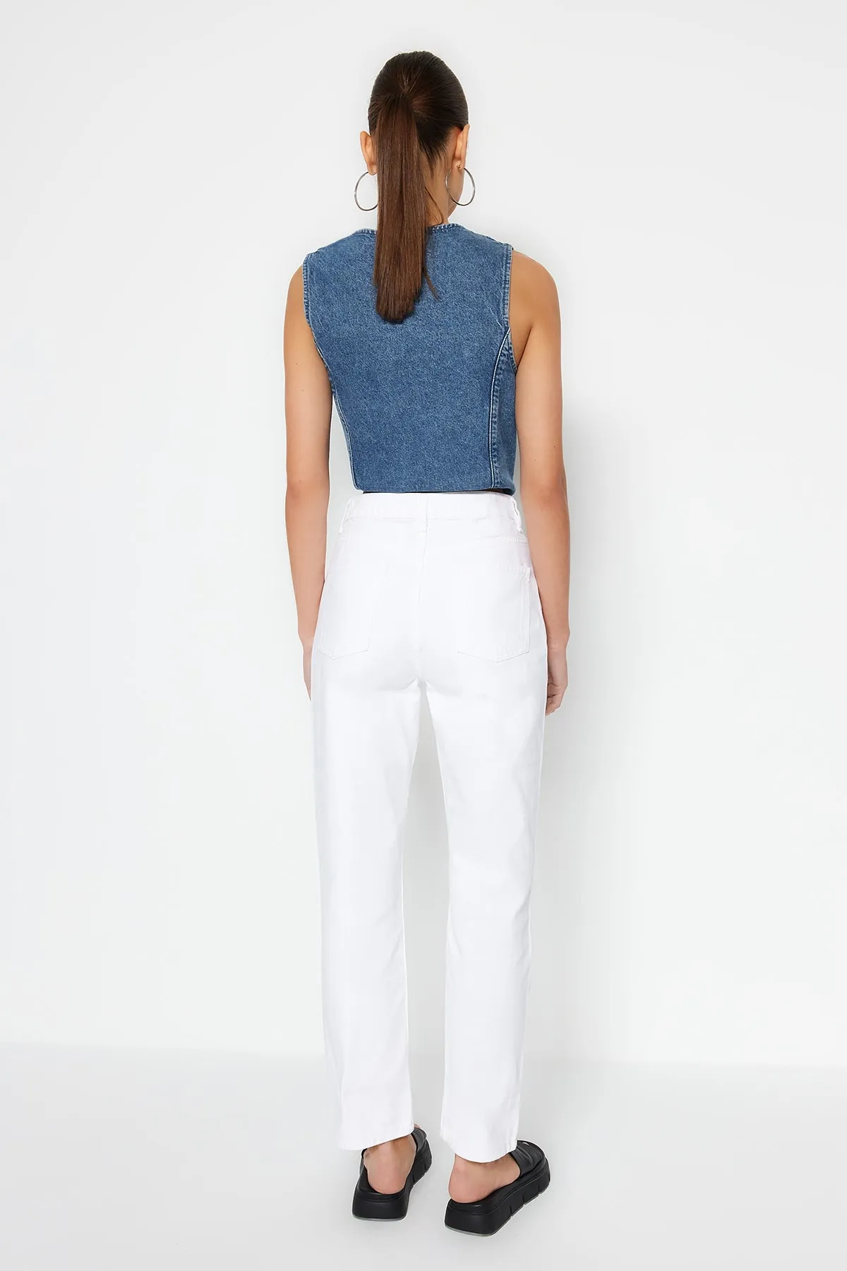 Trendyol Collection  Weiße gerade Jeans mit hoher Taille TWOSS23JE00235