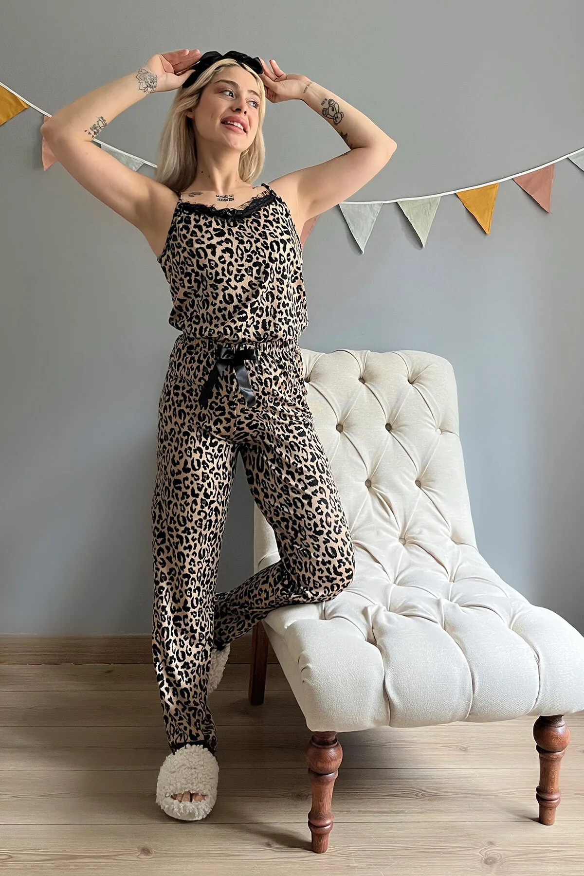 Pijamaevi  Gestricktes Damen-Pyjama-Set mit braunem Leopardenmuster und Spitzenband