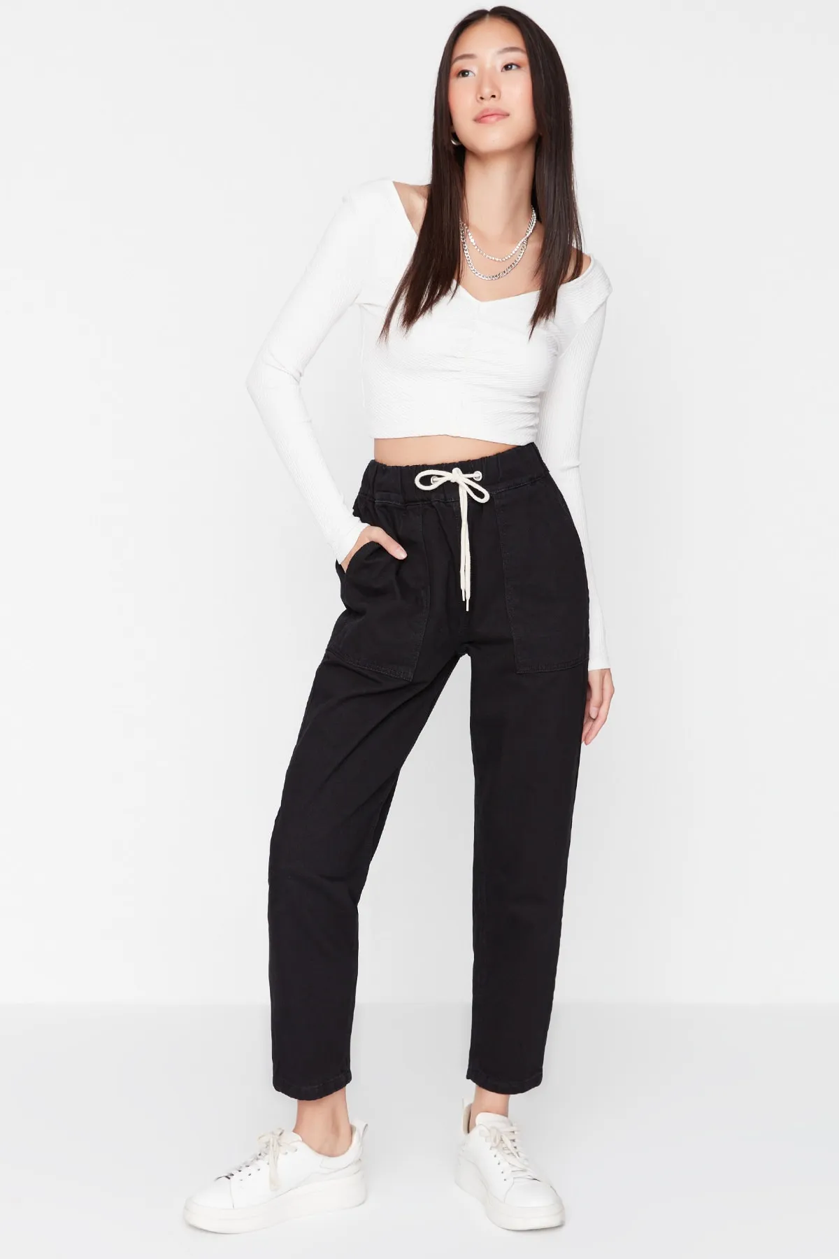 Trendyol Collection  Schwarze Mom-Jeans mit hohem Bund und elastischem Bund TWOSS21JE0655