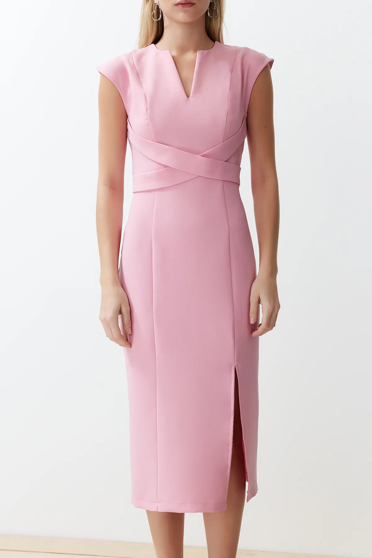 Trendyol Collection  Rosafarbenes, figurbetontes, gewebtes Midikleid mit V-Ausschnitt und Schlitz und detailliertem Schnitt TWOSS24EL00606