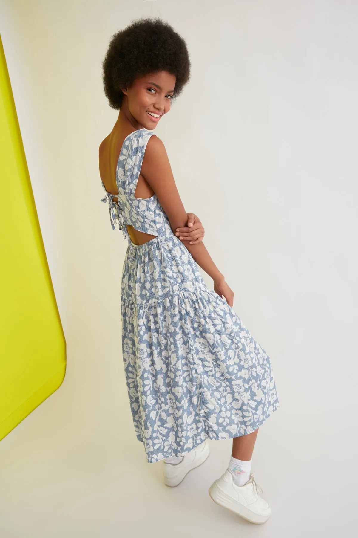 Trendyol Collection  Blaues Midi-Kleid mit gewebtem Rückendetail und Blumenmuster und Taillenöffnung TWOSS21EL0709