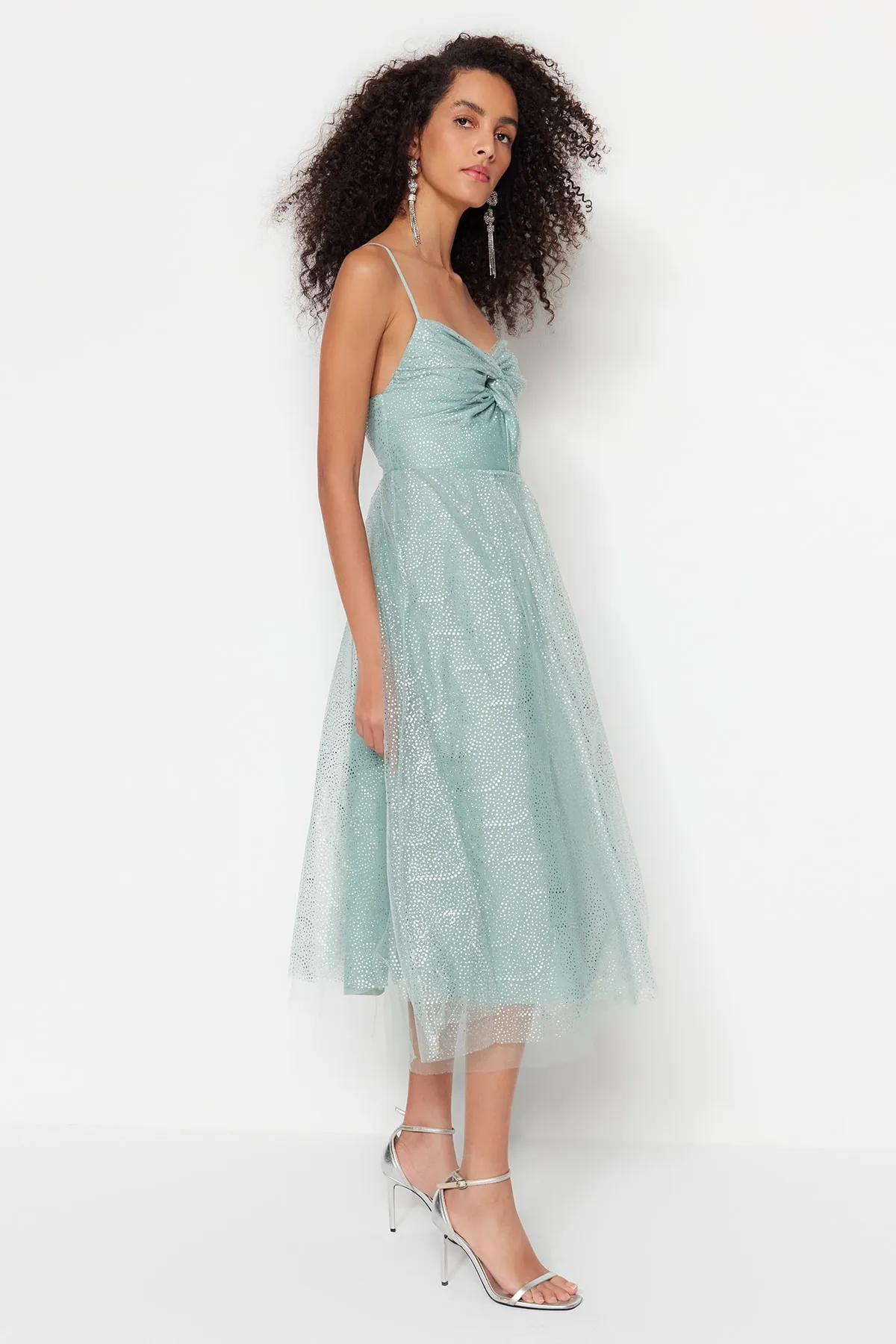 Trendyol Collection  Mintfarbenes Abendkleid mit offener Taille und Skaterfutter aus glänzendem Tüll TPRSS23EL00429
