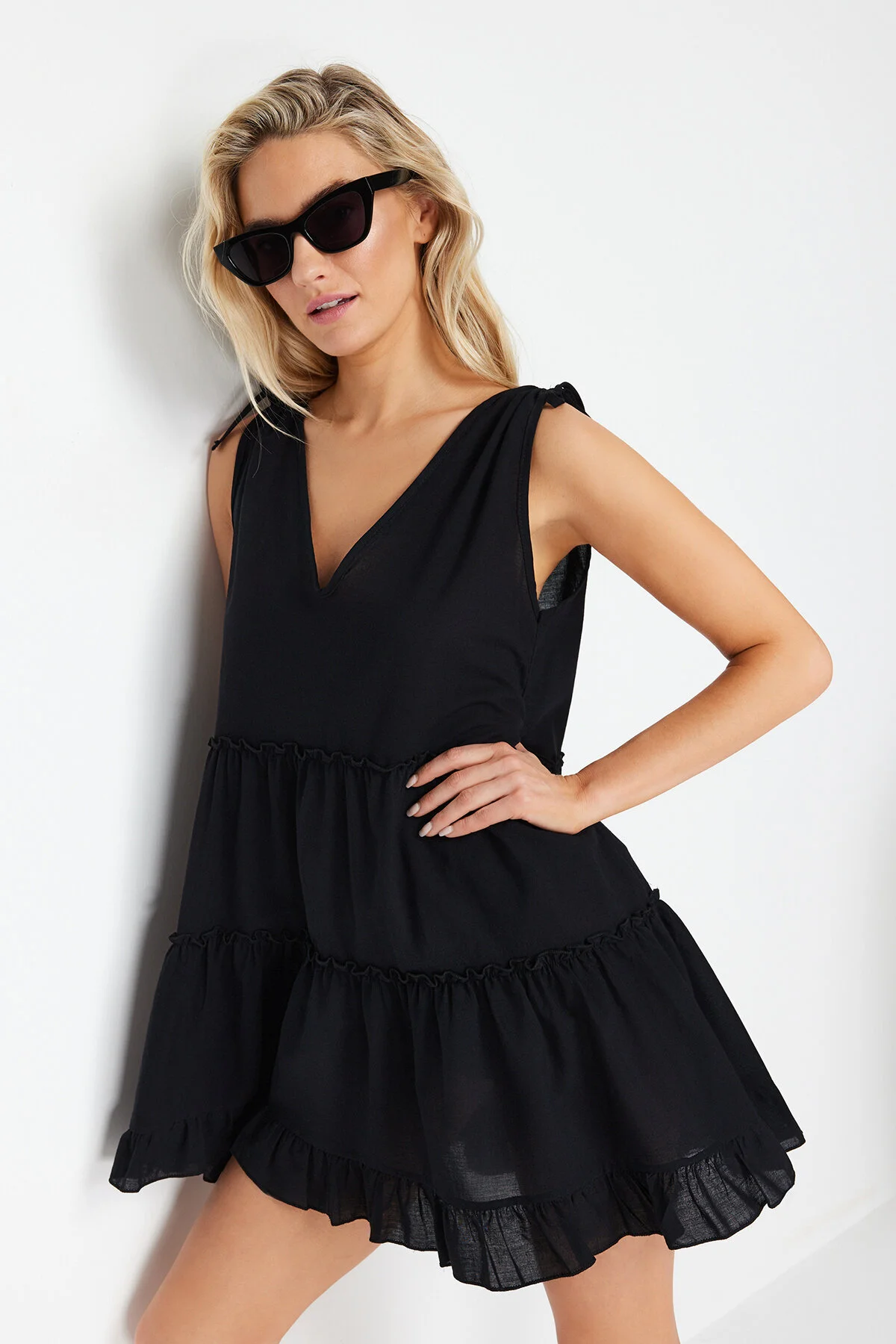 Trendyol Collection  Schwarzes, weit geschnittenes Mini-Strandkleid mit gewebten Rüschen aus 100 % Baumwolle TBESS21EL1247