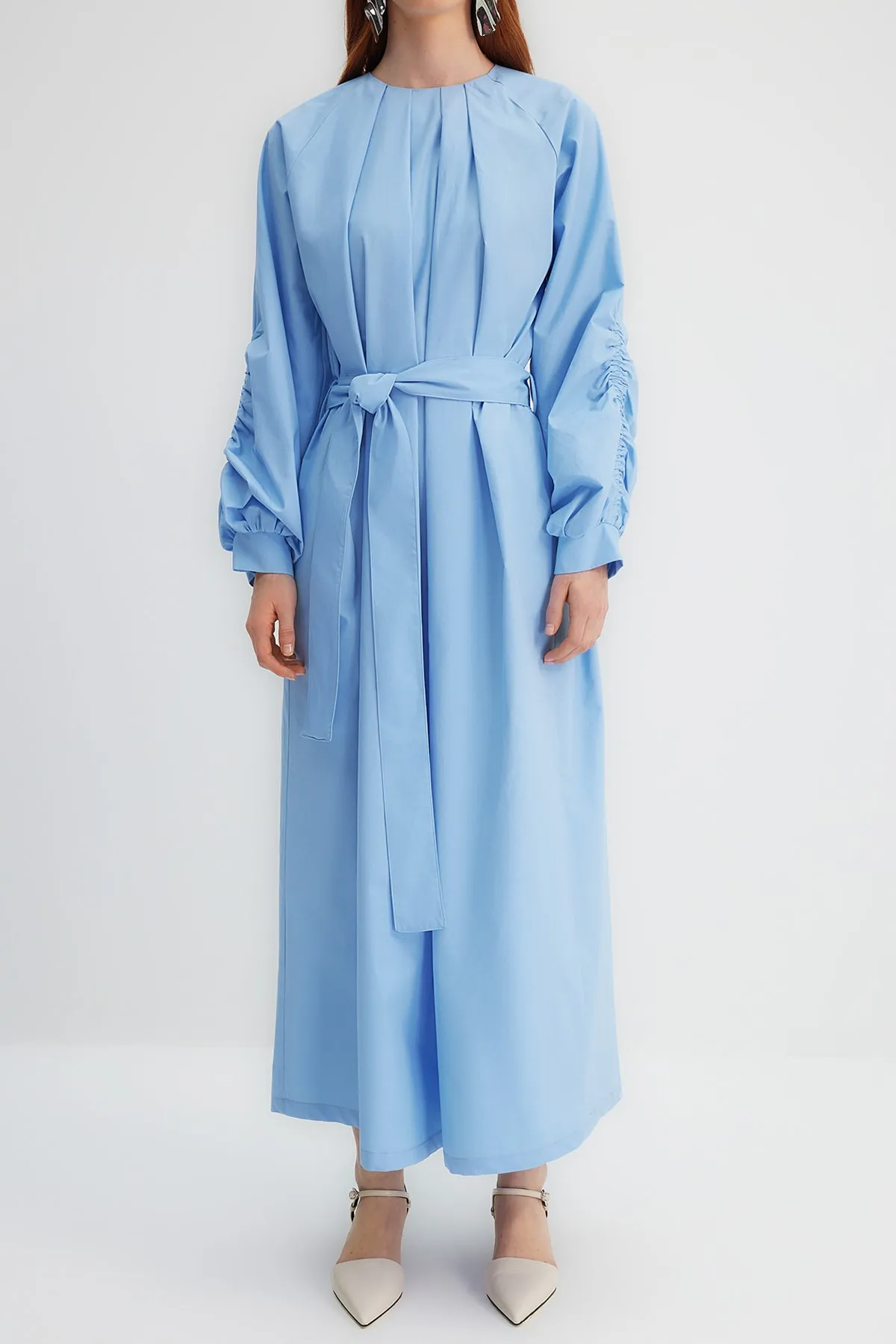 Trendyol Modest  X Kevser Sarıoglu Blaues gewebtes Kleid mit Gürtelkragen, Faltendetails an den Ärmeln und gerafften Ärmeln TCLSS23EB00010
