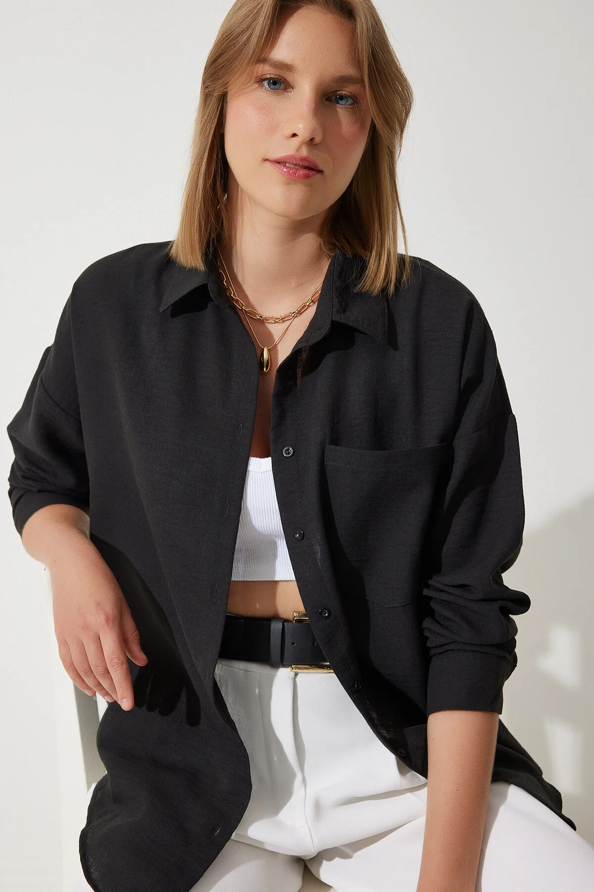 Happiness İstanbul  Schwarzes Oversize-Leinenhemd von Ayrobin für Damen DD01222