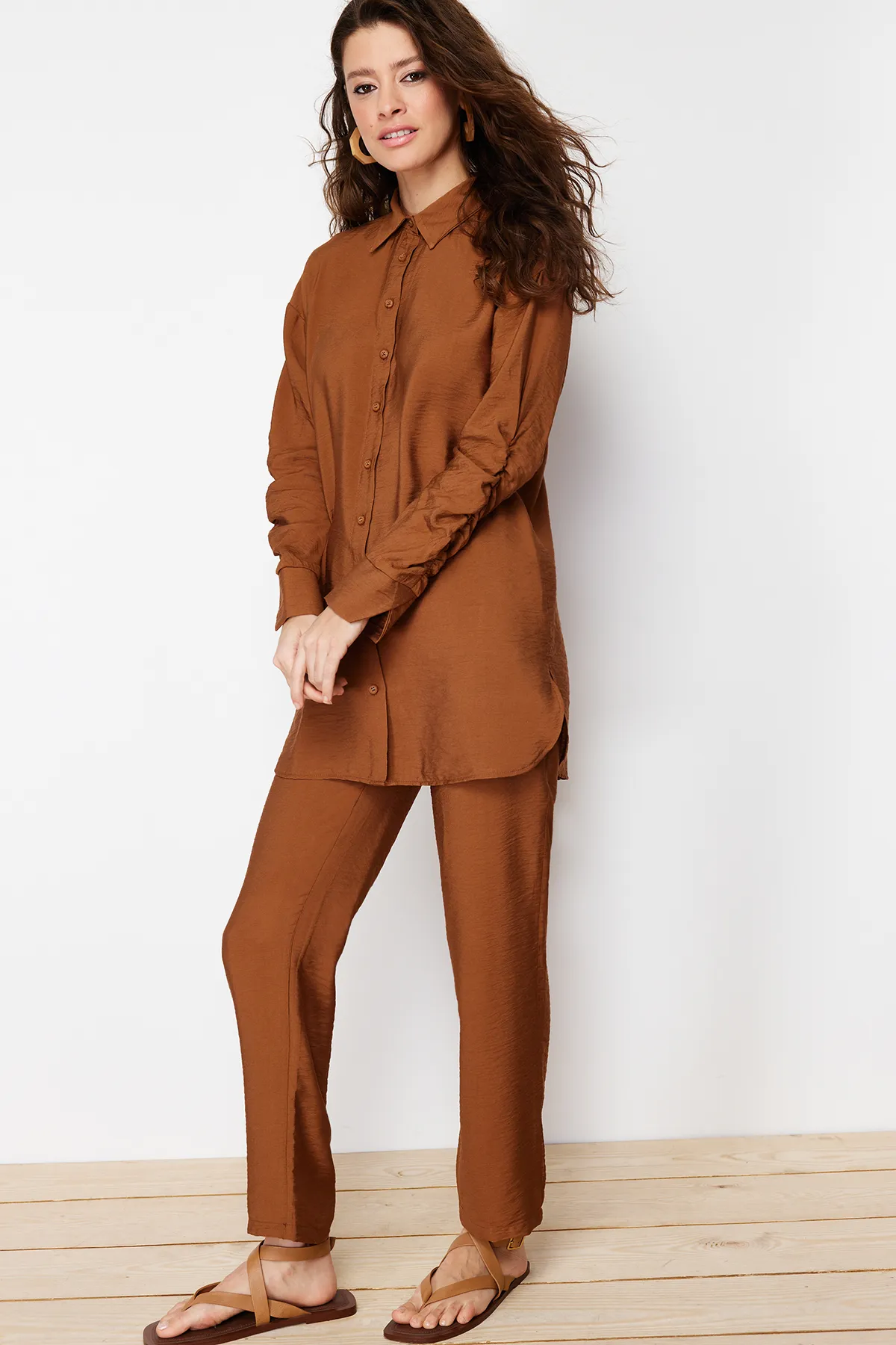 Trendyol Modest  Anzug mit braunen Ärmeln, gerafftem Aerobin-Hemd und gewebter Unterseite oben TCTSS24US00036