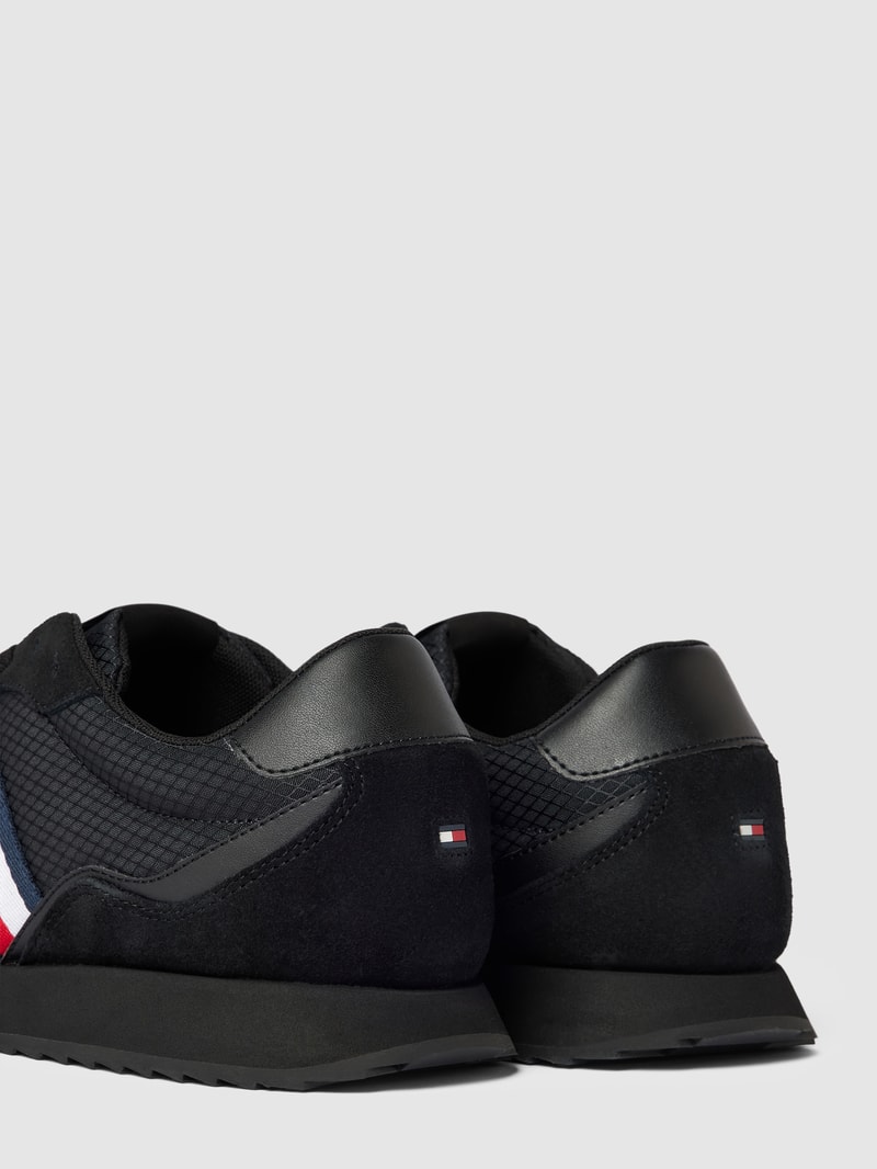 Sneaker in Two-Tone-Machart in schwarz
