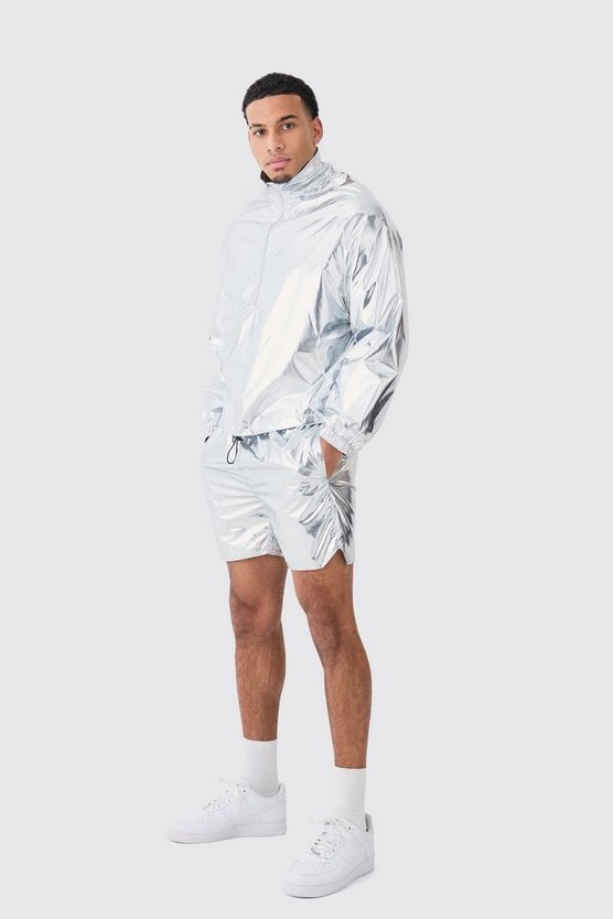Kastige Regenjacke mit Trichterkragen und Metallic-Shorts