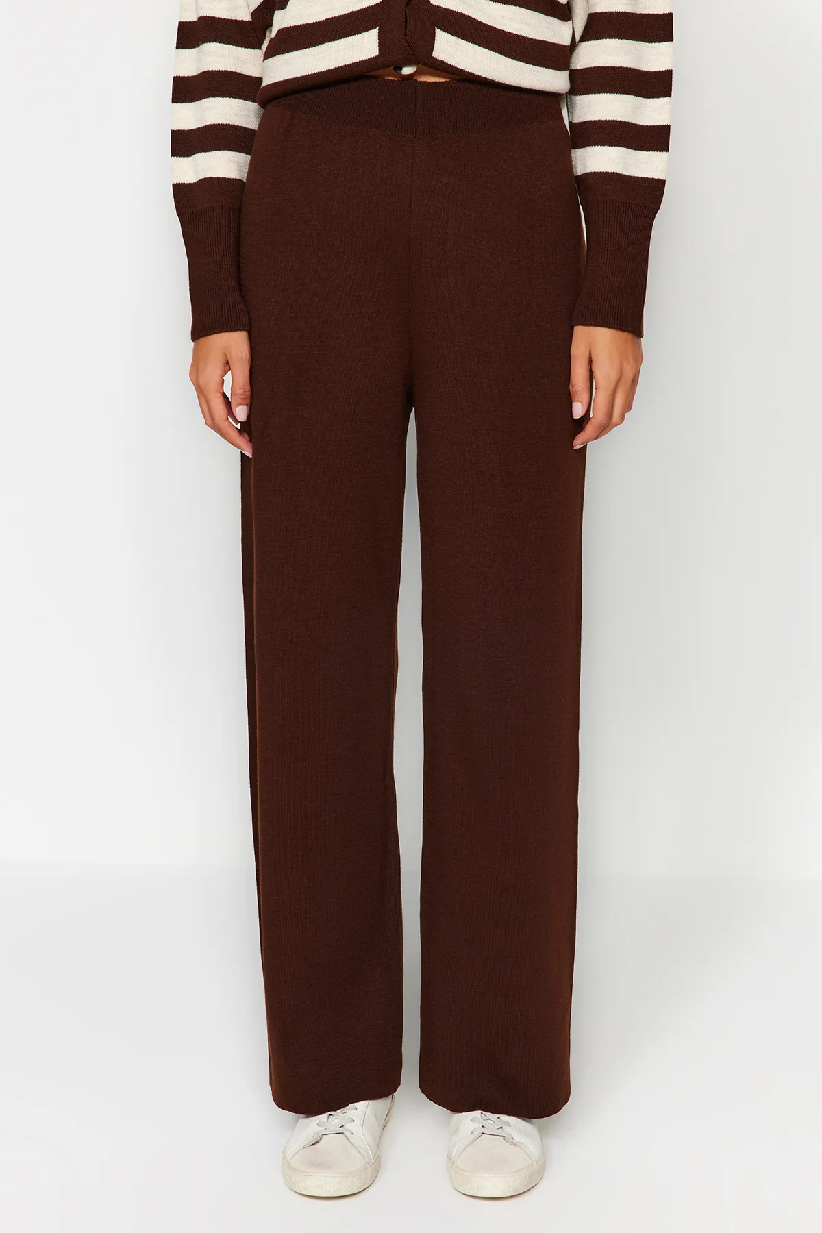 Trendyol Modest  Dunkelbraunes Jacquard-Strickjacke-Set mit Knopfleiste, gestreifter Hose und Oberteil sowie Unterteil TCTAW24US00054