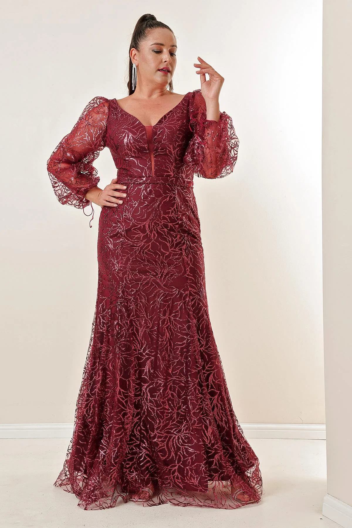 By Saygı  Langes Kleid in Übergröße mit glitzerndem Flockdruck vorne und hinten, V-Ausschnitt