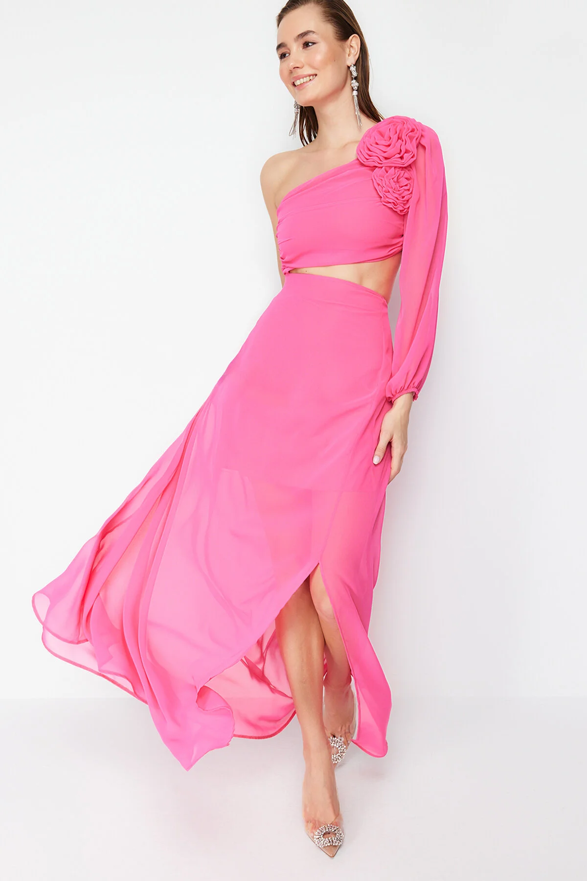 Trendyol Collection  Langes Abendkleid aus Chiffon mit Farbverlauf in Fuchsia mit gefüttertem Fenster/Ausschnitt und Ausschnitt TPRSS23AE00077