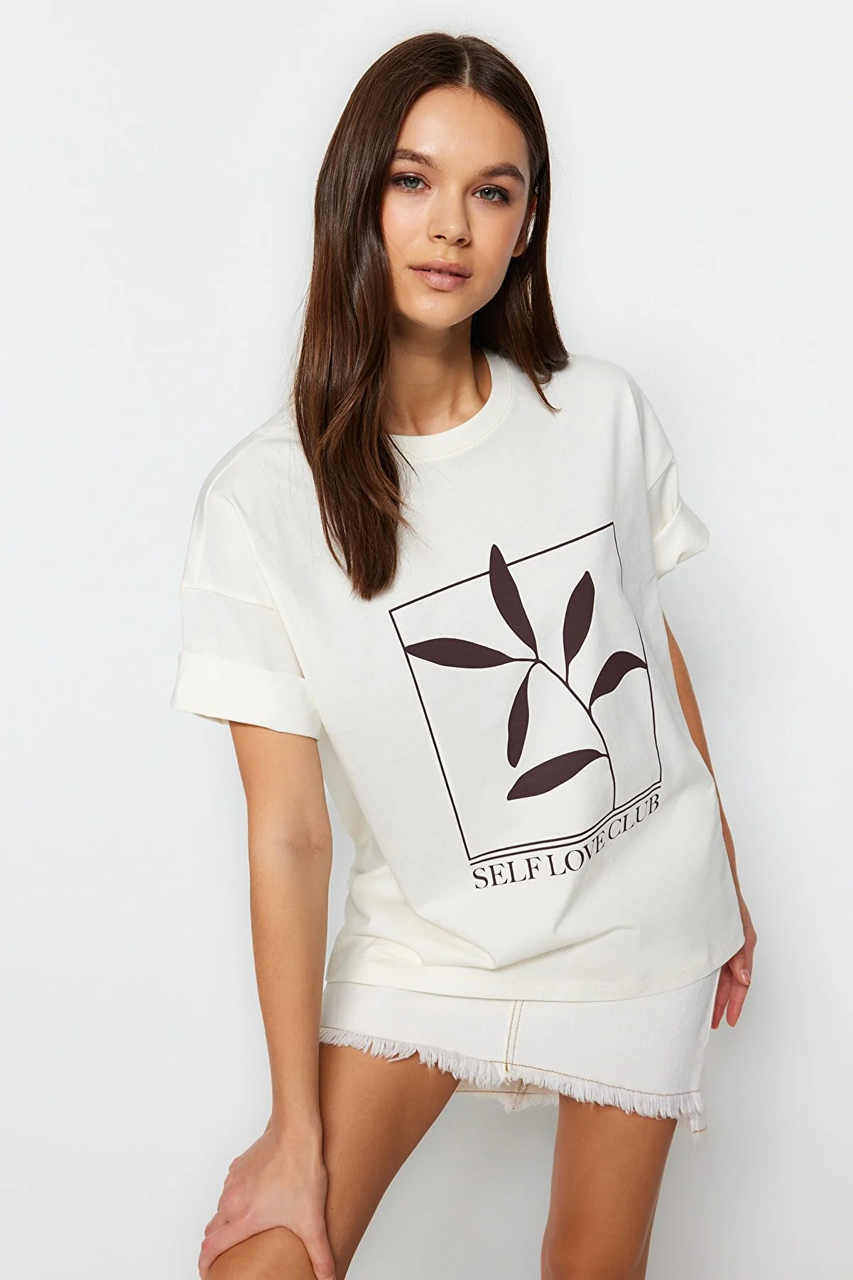 Trendyol Collection  Ecru, 100 % Baumwolle, bedrucktes, entspanntes/weites, entspannt geschnittenes Strick-T-Shirt mit Rundhalsausschnitt TWOSS23TS00267