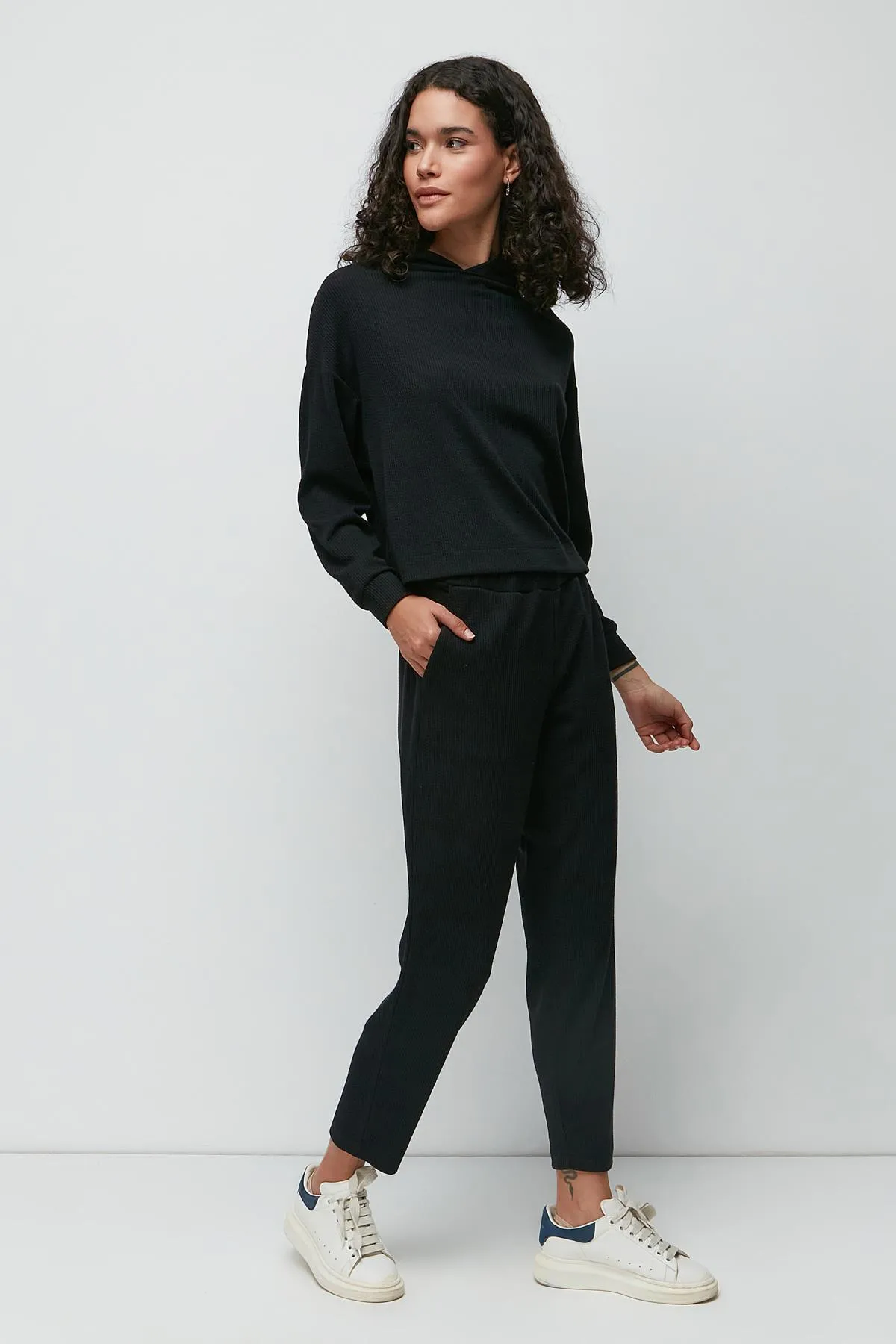 C&City  Geripptes Sweatshirt-Hosen-Set mit Kapuze 9131 Schwarz