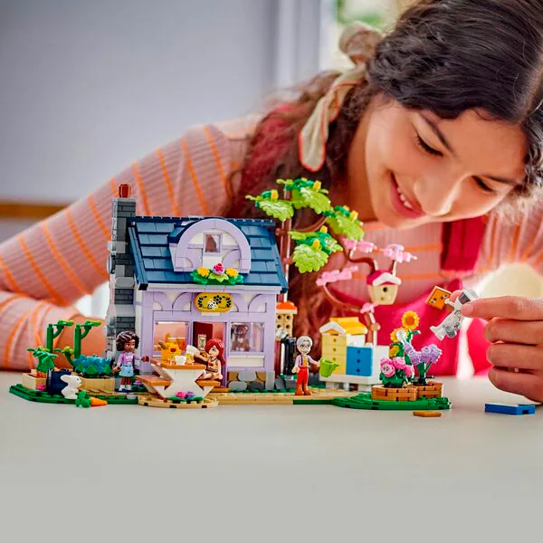 LEGO Friends 42669 Casa dell'apicoltore e giardino fiorito