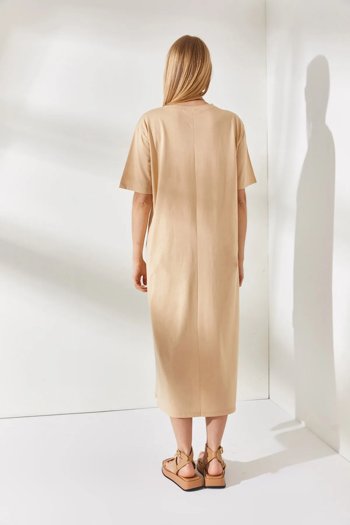 Olalook  Beigefarbenes Oversize-Baumwollkleid für Damen mit Seitenschlitzen ELB-19001880