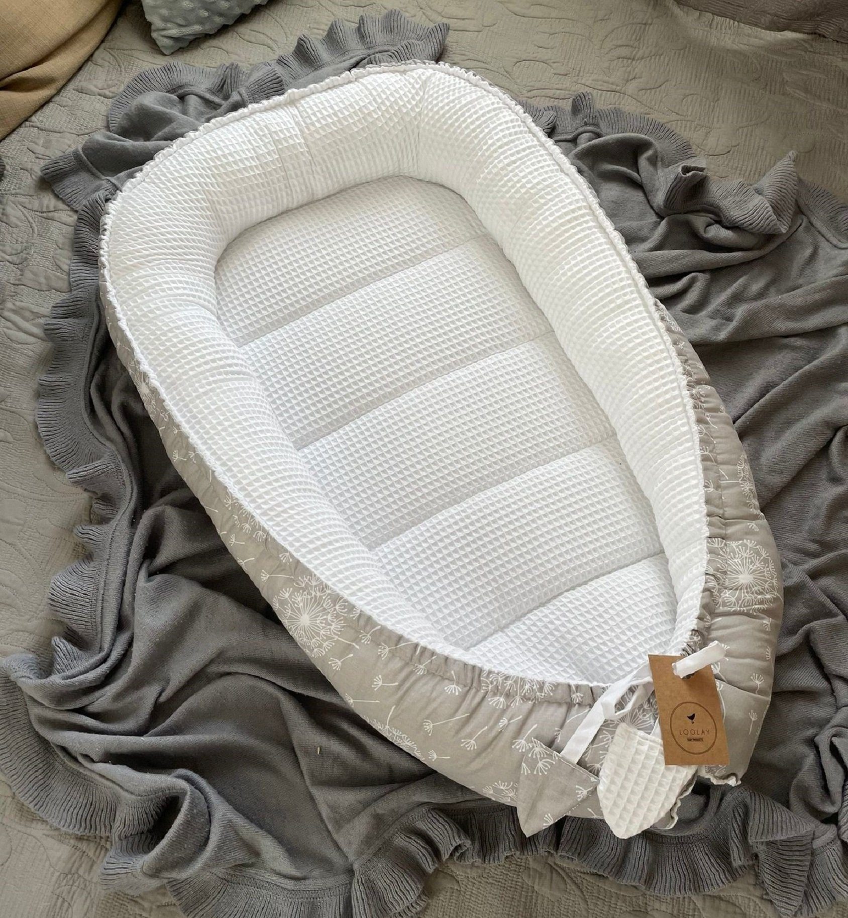 Loolay Bettnestchen WAFFELPIQUE Baumwolle BABYNEST Babykokon Neugeborene Babyausstattung, (Reisebett Nestchen SOLO/ o. in Geschenk SETS, 1-tlg., 4 Jahreszeiten WAFFELSTOFF - Design: Pustelblume Grau/ WAFFEL Weiß), 100% Europäische Stoffe und Kleinser