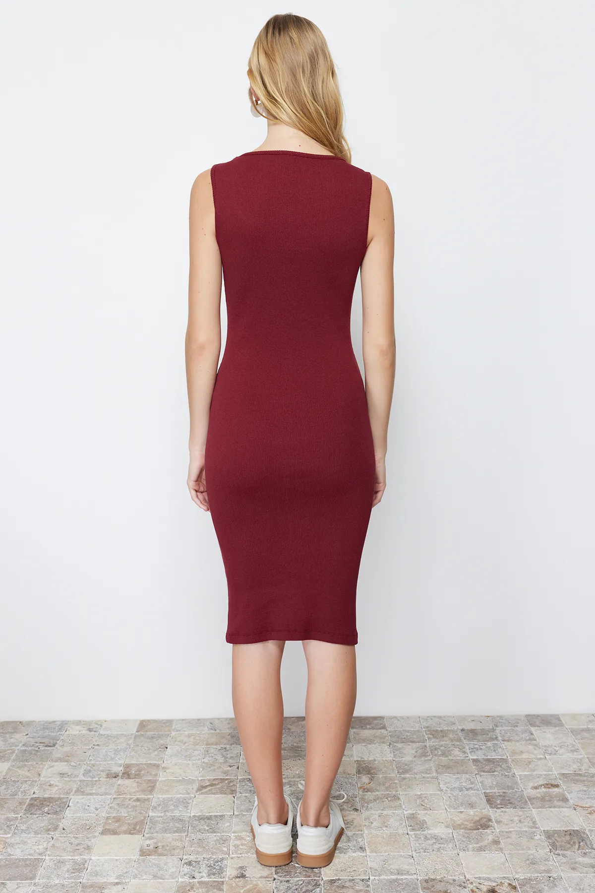 Trendyol Collection  Weinrotes Midi-Bleistiftkleid aus geripptem Stretch-Strick mit Poolkragen TWOSS24EL00488