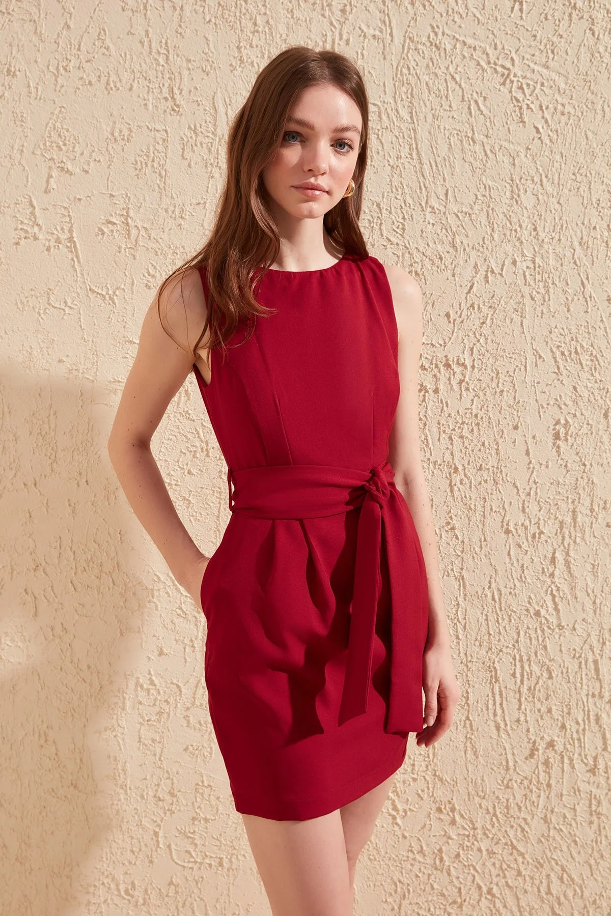 Trendyol Collection  Burgunderfarbenes Mini-Webkleid mit Gürtel und Rundhalsausschnitt TWOSS19AA0063