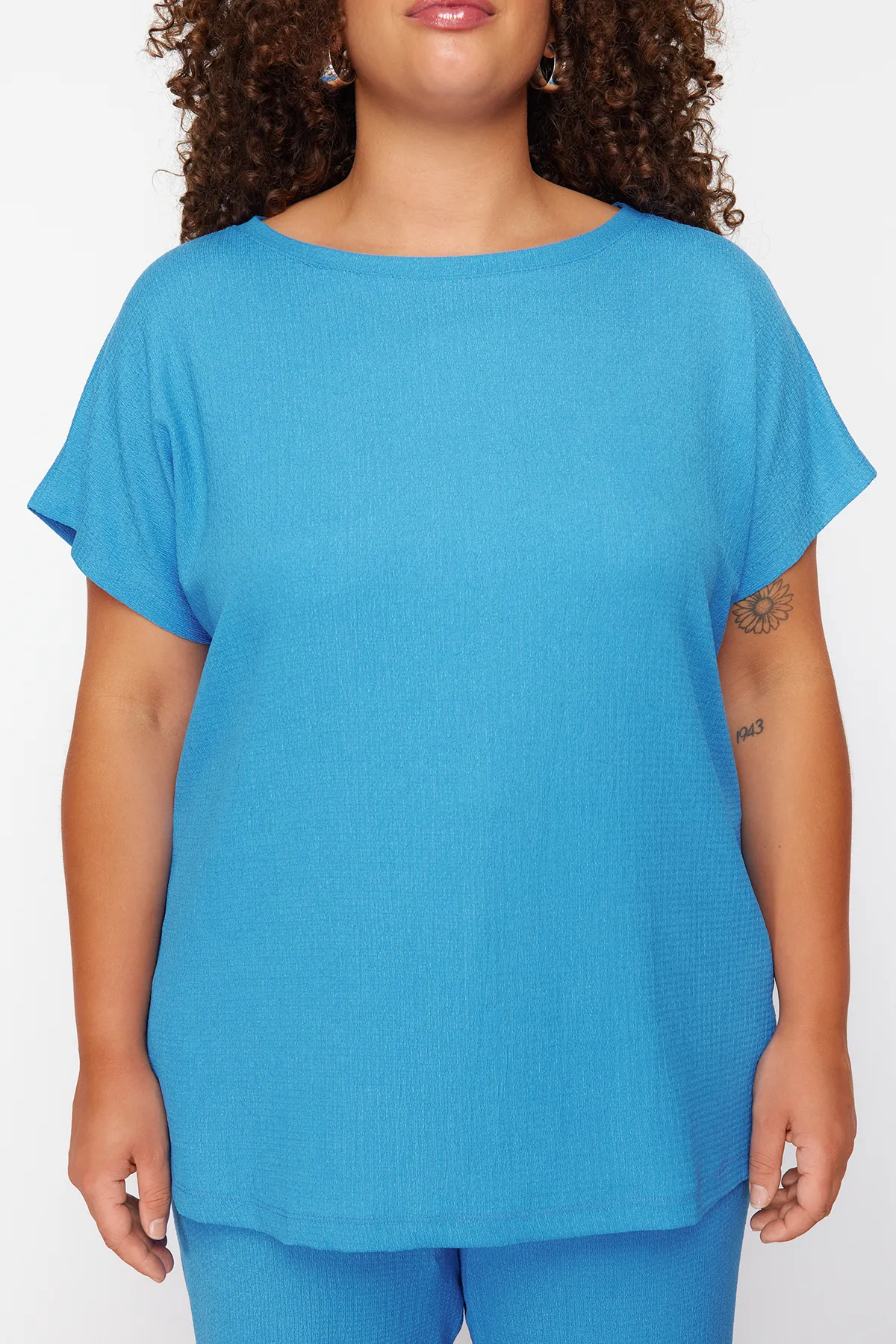 Trendyol Curve  Saks T-Shirt-Hosen-Set aus gestricktem Oberteil und Unterteil TBBSS24CP00003