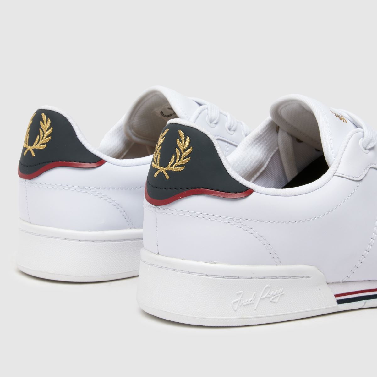 Fred Perry – B722 – Vita och marinblå sneakers