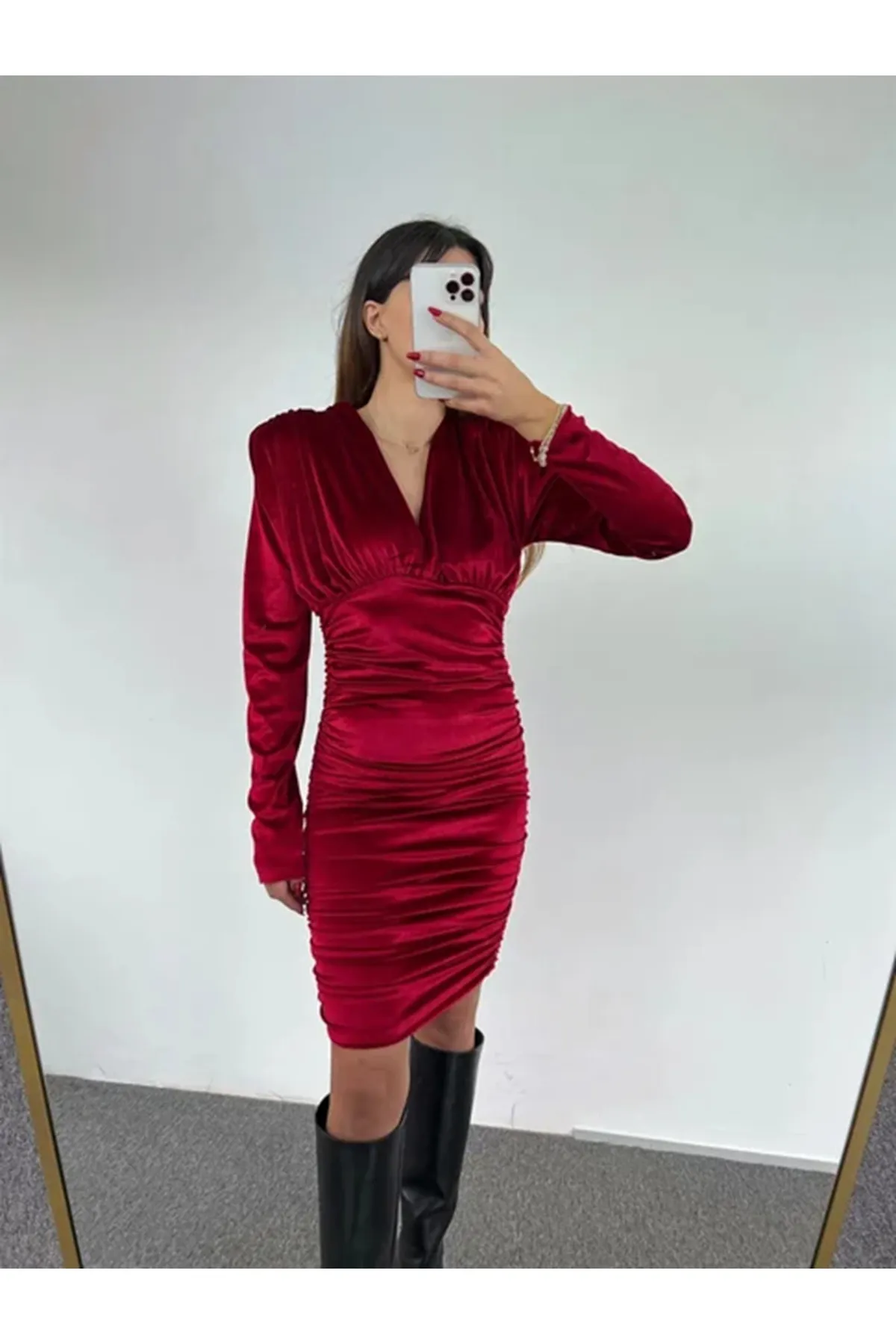 Laluvia  Weinrotes, elegantes Samtkleid mit gepolsterten Schultern, V-Ausschnitt, gerafften Seiten und verstellbarer Länge
