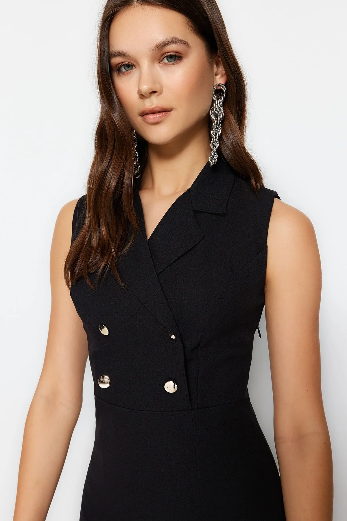 Trendyol Collection  Schwarzes, figurbetontes Midikleid aus Webstoff mit Knöpfen und detailliertem Schlitz TWOSS23EL02256