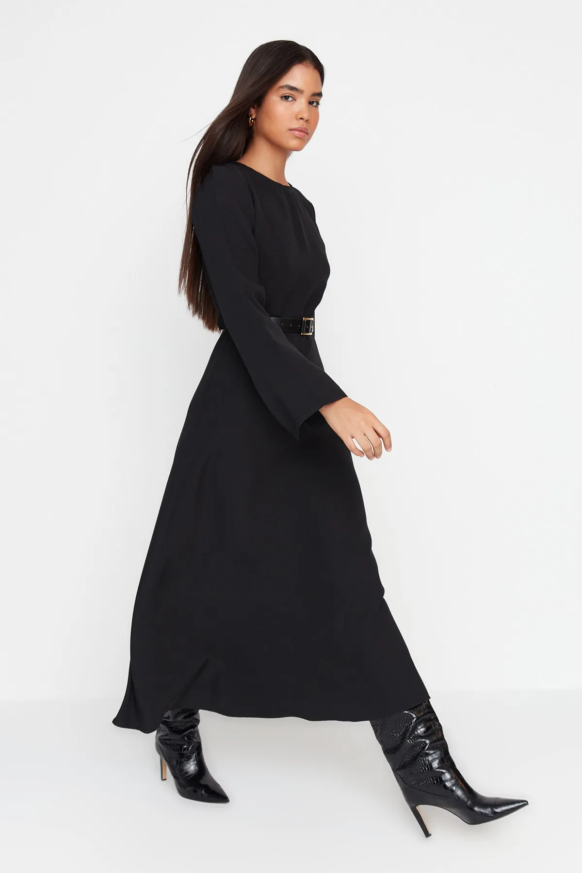 Trendyol Modest  Schwarzes gewebtes A-Linien-Kleid mit Gürtel TCTAW23EB00143